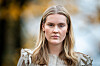 Portrett av Ingrid Olina Hovland foran en uskarp bakgrunn i høstfarger.