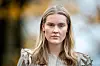 Portrett av Ingrid Olina Hovland foran en uskarp bakgrunn i høstfarger.