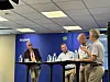 Fire menn deltar i en panelsamtale foran en blå vegg med Knowit-logo.