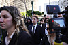 Mark Zuckerberg i dress går gjennom en presseflokk i Los Angeles, med kameraer og journalister rundt seg.