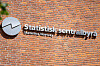 SSBs logo på en rød teglsteinsvegg ved hovedkontoret i Oslo.