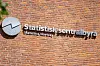 SSBs logo på en rød teglsteinsvegg ved hovedkontoret i Oslo.