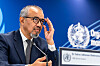 Tedros Adhanom Ghebreyesus taler under en pressebriefing foran WHOs emblem.