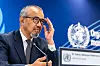Tedros Adhanom Ghebreyesus taler under en pressebriefing foran WHOs emblem.