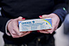 Hender holder en pakke med Gardasil 9-vaksine mot HPV.