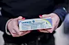 Hender holder en pakke med Gardasil 9-vaksine mot HPV.